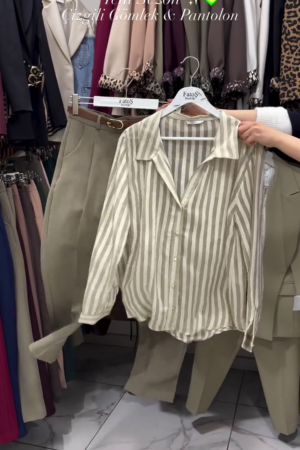 🤍 This striped shirt and neutral pants combo is a total win for the new season wardrobe – classic, clean, and endlessly versatile.