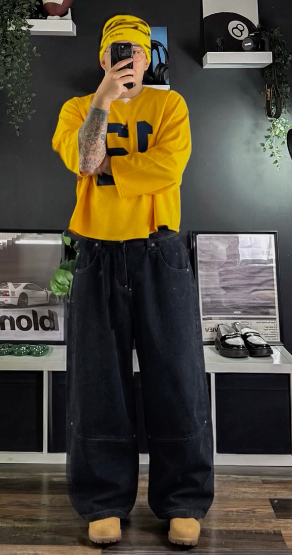 Elevate Your Streetwear Wardrobe with Trendy Oversized Denim and Statement Layering Styles - Image 7
