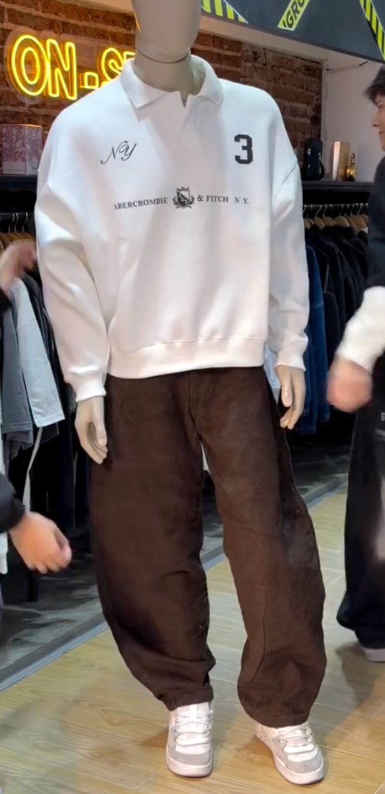 Modern Streetwear Essentials for Effortless Everyday Style with Oversized Fits and Layered Details