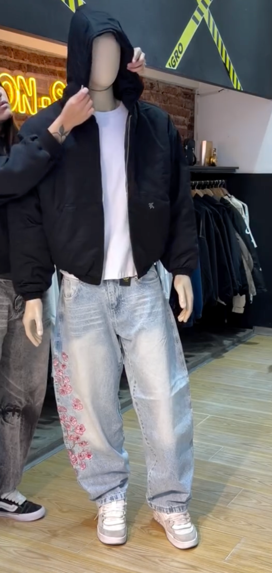 Modern Streetwear Essentials for Effortless Everyday Style with Oversized Fits and Layered Details - Image 3