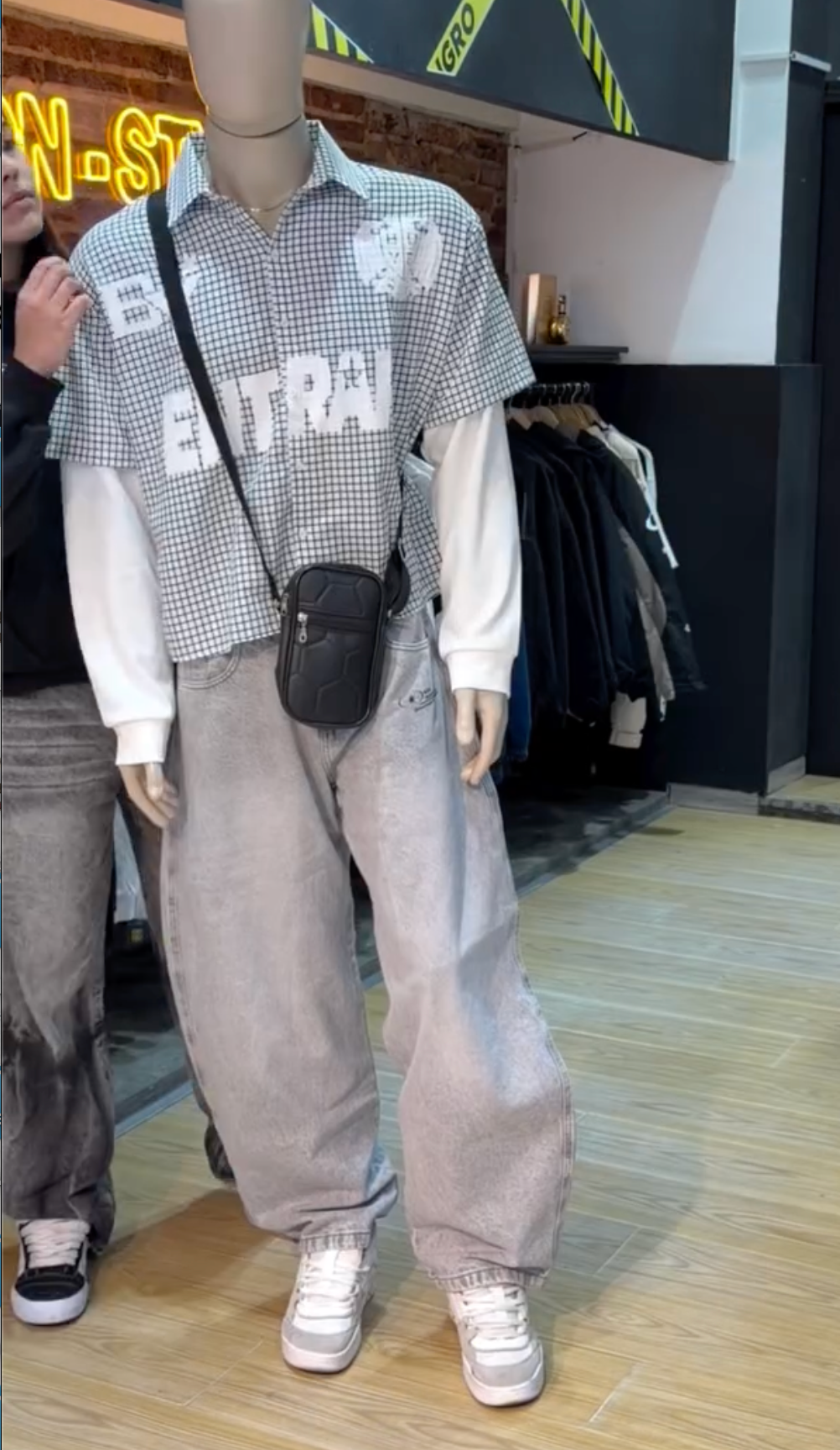 Modern Streetwear Essentials for Effortless Everyday Style with Oversized Fits and Layered Details - Image 4